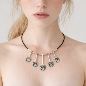 Collier Ikita argenté à pendentifs feuilles - bijou unique
