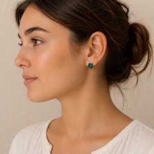 Boucles d’oreilles puces fleur IKITA vert émaillé - bijou unique