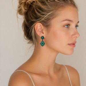 Boucles pendantes vert émeraude strass Ikita - bijou unique