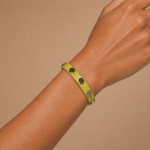 Bracelet Ikita jaune à rivets hexagonaux - bijou unique