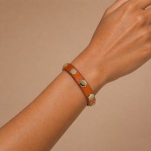 Bracelet Ikita camel à clous dorés - bijou unique