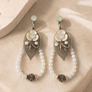 Boucles longues fleurs et perles - bijou unique