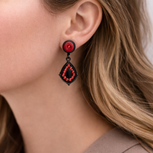 Boucles d’oreilles Ikita pendantes noir et rouge éclatant - bijou unique