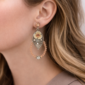 Boucles d’oreilles Ikita pendantes fleur nacrée rose pâle - bijou unique