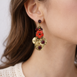 Boucles d’oreilles Ikita pendantes fleurs rouges et médaillons dorés - bijou unique